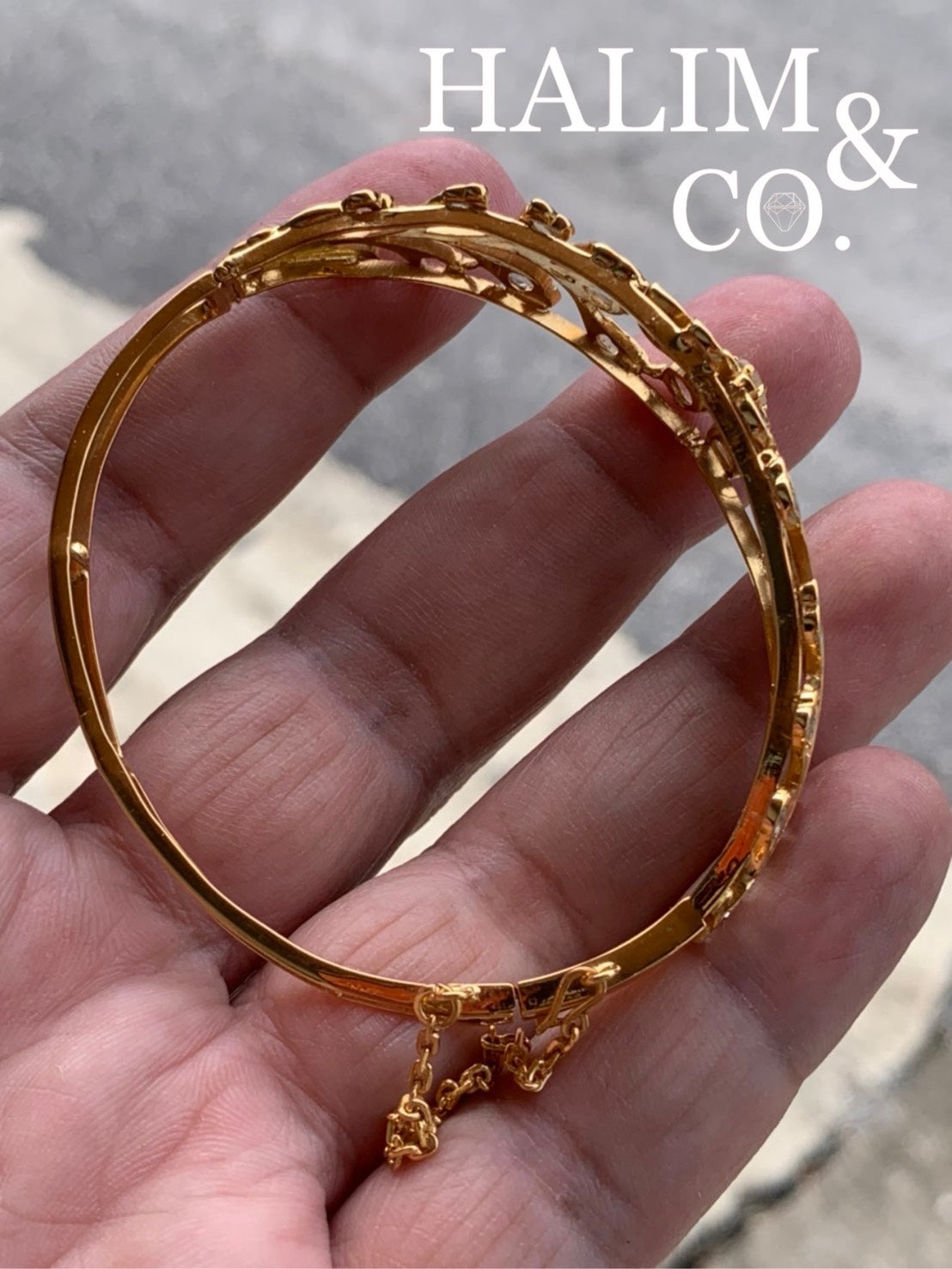 A gorgeous Gold Bangle With rose cut diamonds. Kebaya Jewelry / Peranakan Nyonya Jewelry