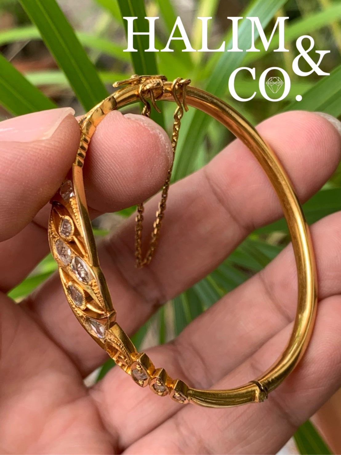 A gorgeous Gold Bangle With rose cut and poki diamonds. Kebaya Jewelry / Peranakan Nyonya Jewelry